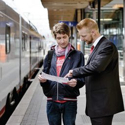 station attendant helping a client on the train platform