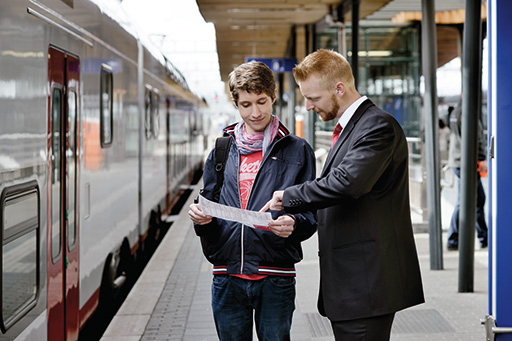 station attendant helping a client on the train platform